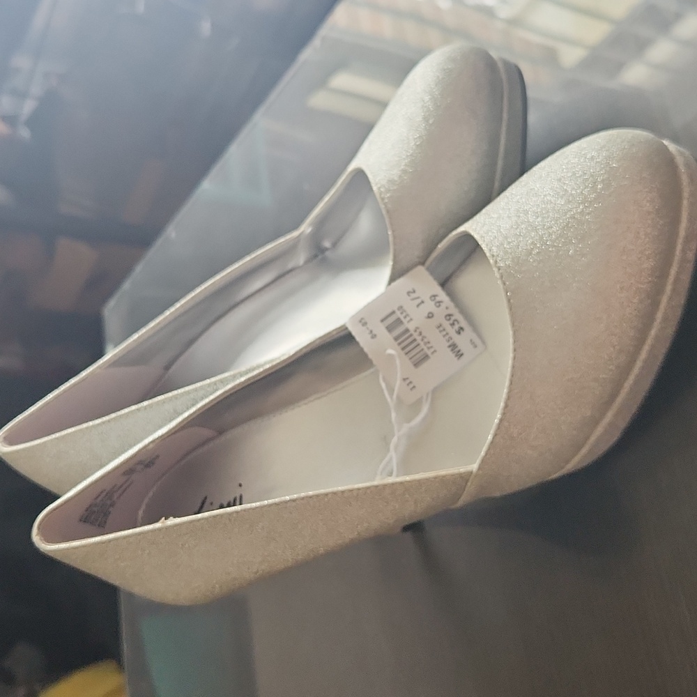 Fioni Silver Pumps